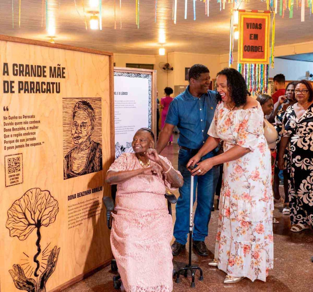 Painel da exposição Vidas em cordel homenageia Dona Benzinha Araújo parteira de Paracatu 