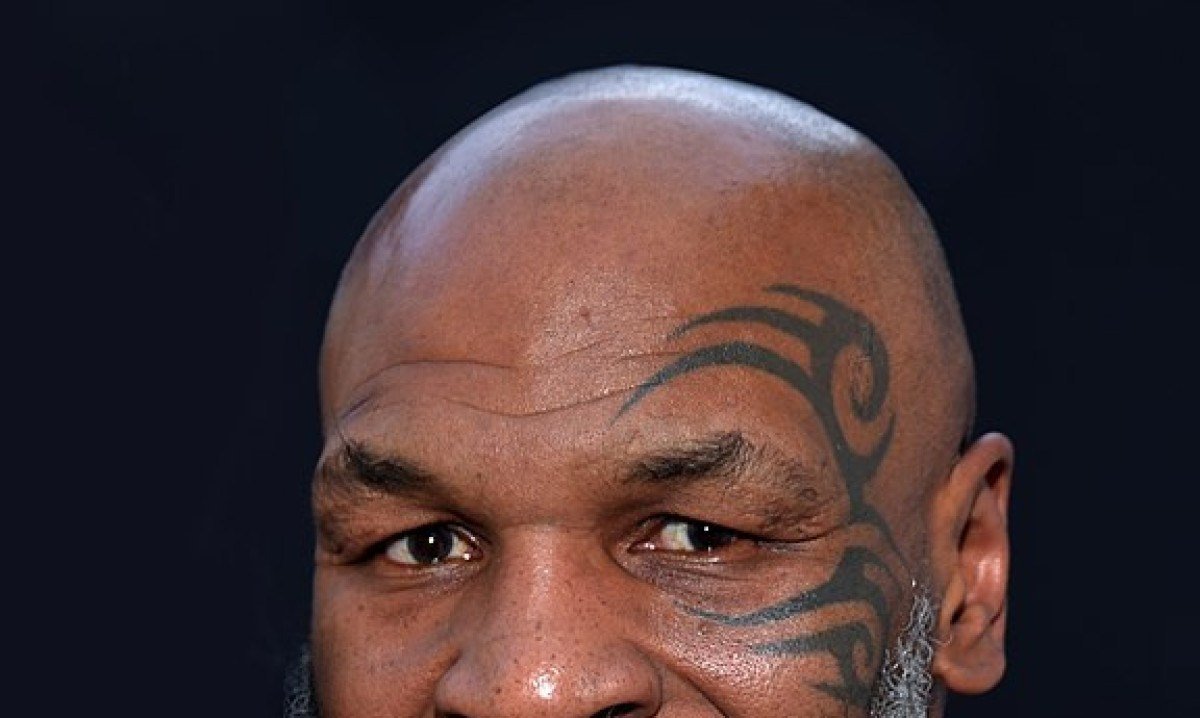 O ex-campeão de boxe Mike Tyson perdeu a paciência com um fã no avião em 21/4/2022. Depois de cumprimentar passageiros (inclusive o tal fã), Tyson se sentou e tentou descansar. Mas o rapaz insistia em tentar conversar com ele.  Insistiu tanto que Tyson se descontrolou e matou a saudade dos tempos de ringue.  -  (crédito: Toglenn wikimedia commons )