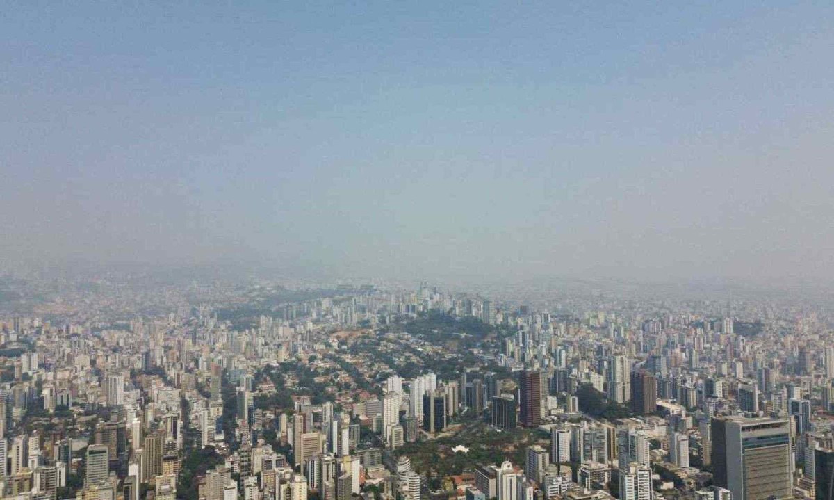 Serra do Curral encoberta por fumaça vista do Centro de Belo Horizonte -  (crédito: @estev4m)