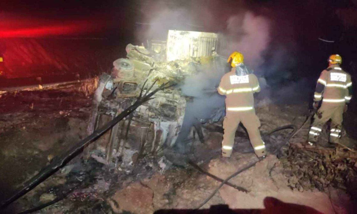 Carreta com 60 animais tombou e pegou fogo na BR-251 -  (crédito: CBMMG)