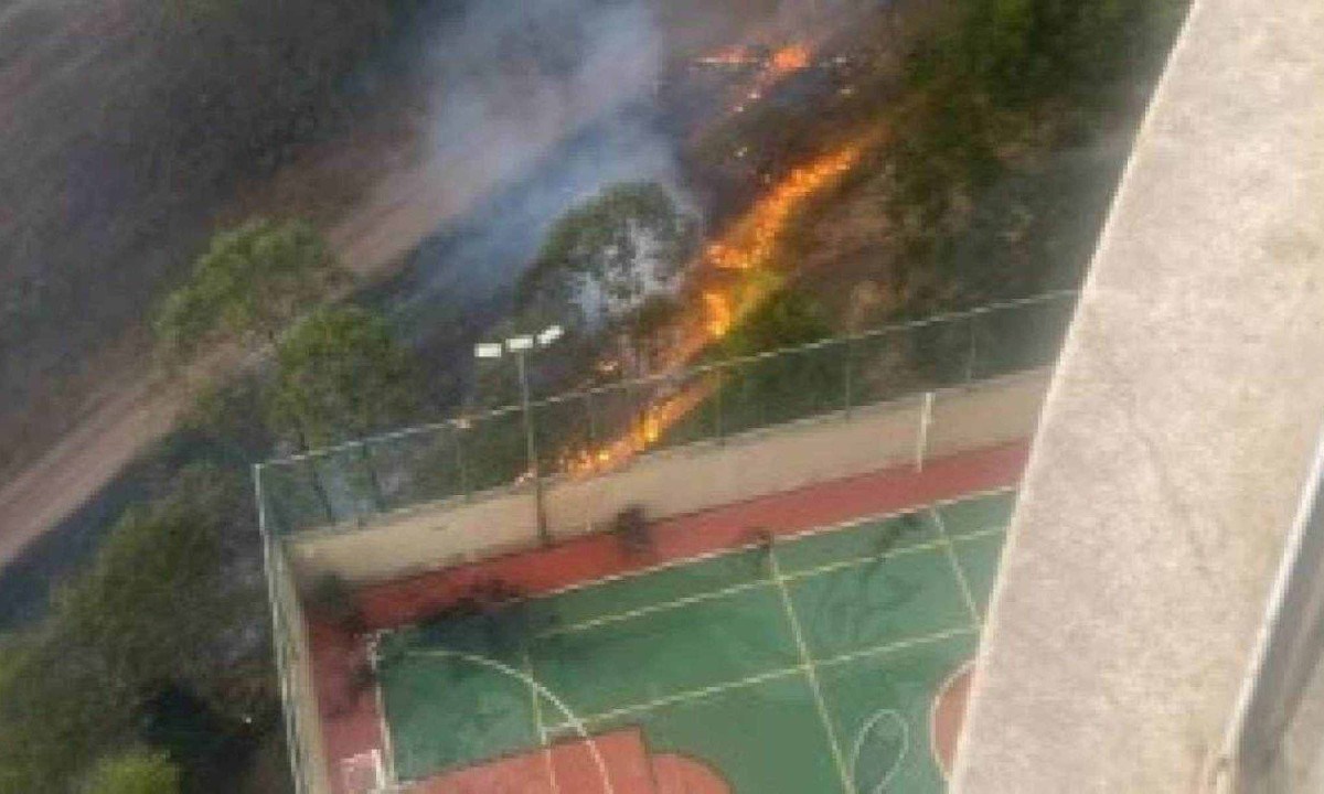 Fogo ameaçou condomínio de Nova Lima no início da manhã desta quarta-feira (4/9) -  (crédito: Arquivo pessoal/Imagem cedida ao Estado de Minas)