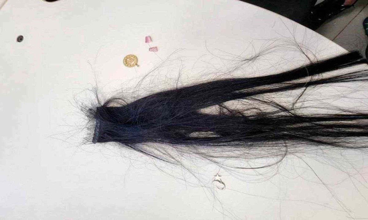 Mulher agrediu e arrancou mega-hair de mulher do ex-marido na frente do juiz -  (crédito: Redes sociais)