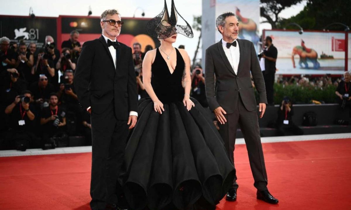 Joaquin Phoenix, Lady Gaga e o cineasta Todd Phillips no tapete vermelho do Festival de Veneza, antes da exibi&ccedil;&atilde;o de &quot;Coringa: Del&iacute;rio a dois&quot;
 -  (crédito: Marco Bertorello/AFP)