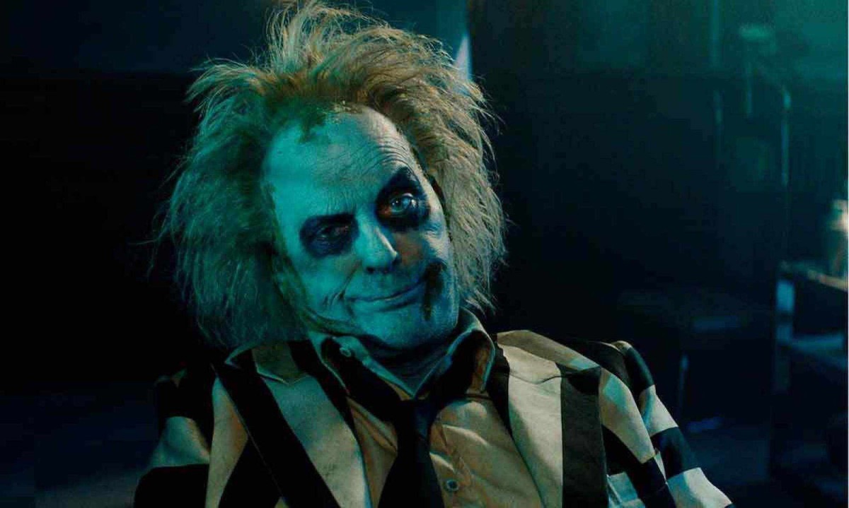 Beetlejuice (Michael Keaton) agora está menos mulherengo, às voltas com a ex-esposa e mais adequado à era do politicamente correto -  (crédito: Warner Bros./divulgação)