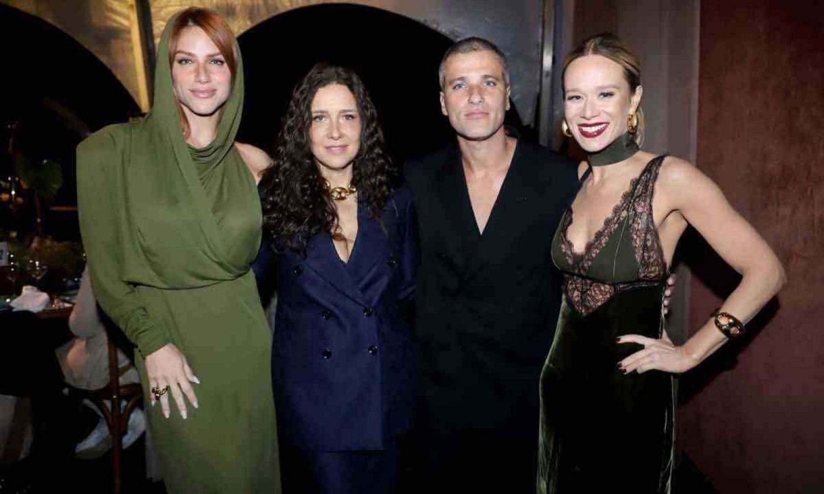 Giovanna Ewbank, Adriana Varejão, Bruno Gagliasso e Mariana Ximenes na festa que movimentou Inhotim
 -  (crédito: Leca Novo/Divulgação)