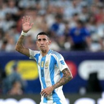  Argentina's forward #11 Angel Di Maria acknowledges supporters as he leaves the pitch after being substituted during the Conmebol 2024 Copa America tournament semi-final football match between Argentina and Canada at MetLife Stadium, in East Rutherford, New Jersey on July 9, 2024. (Photo by JUAN MABROMATA / AFP) (Photo by JUAN MABROMATA/AFP via Getty Images)
     -  (crédito:  AFP via Getty Images)