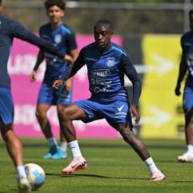  Ecuador's midfielder Jhegson M..ndez takes part in a training session at the Casa de la Selecci..n in Quito on September 3, 2024, ahead of the FIFA World Cup 2026 qualifier football matches against Brazil and Peru. (Photo by Rodrigo BUENDIA / AFP)
     -  (crédito:  AFP via Getty Images)