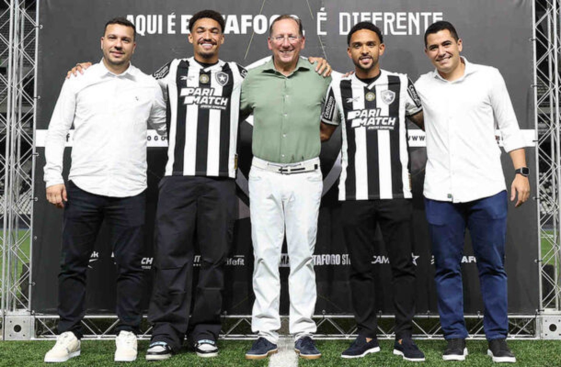 Com Textor, Vitinho e Adryelson são apresentados pelo Botafogo