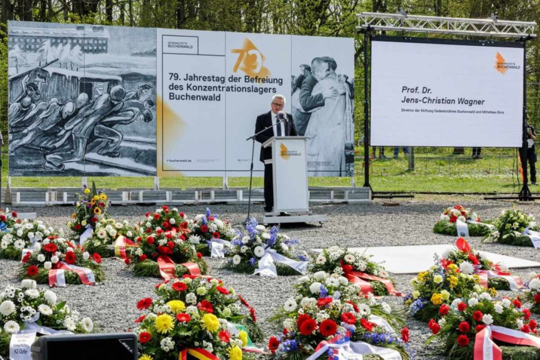 Angústia no memorial do campo de concentração de Buchenwald com vitória da extrema direita