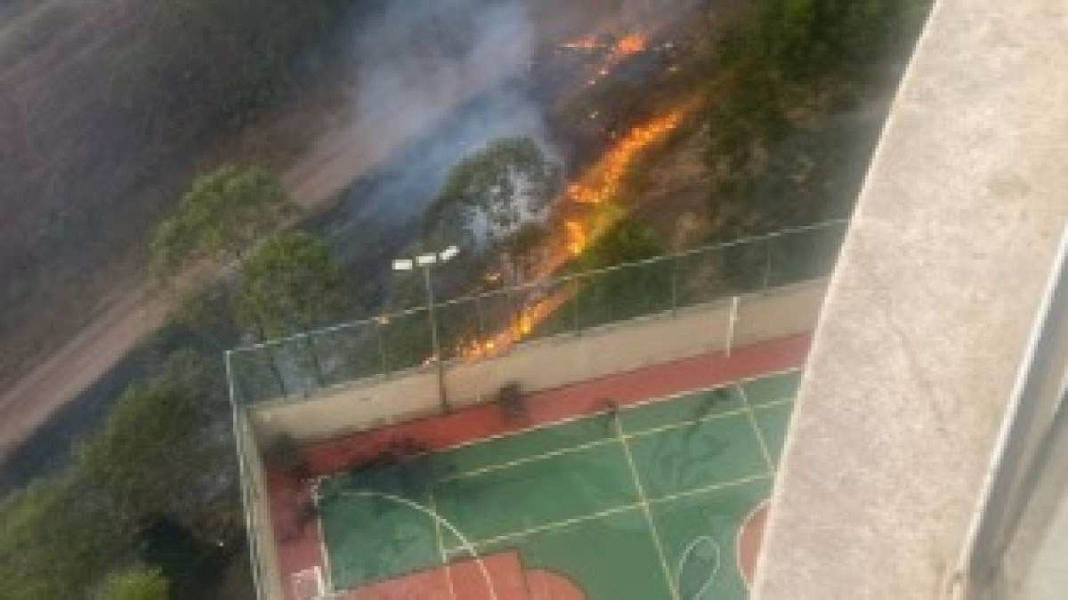 Fogo ameaçou condomínio de Nova Lima no início da manhã desta quarta-feira (4/9) -  (crédito: Arquivo pessoal/Imagem cedida ao Estado de Minas)