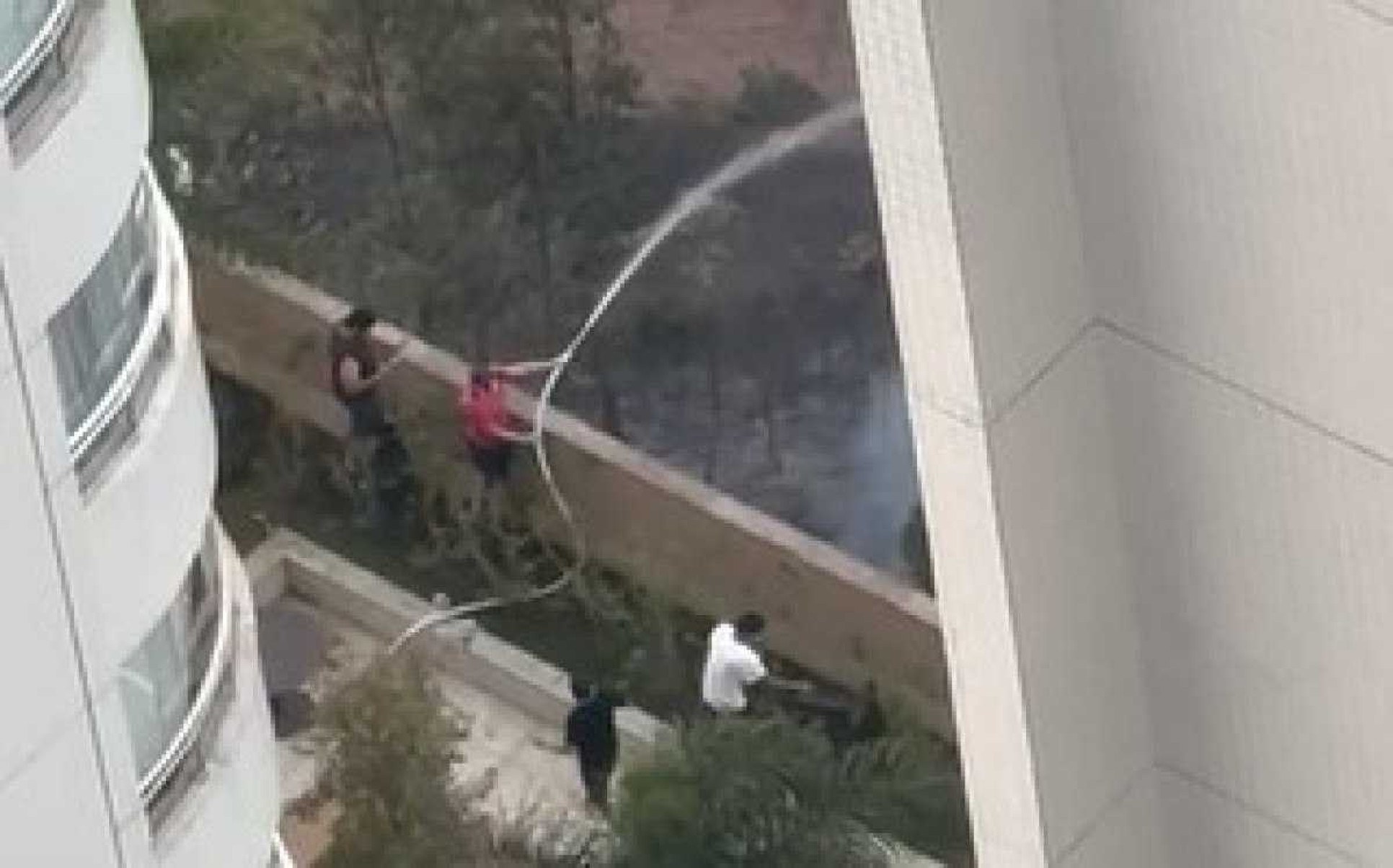 Moradores estão usando mangueiras para ajudar no combate ao fogo