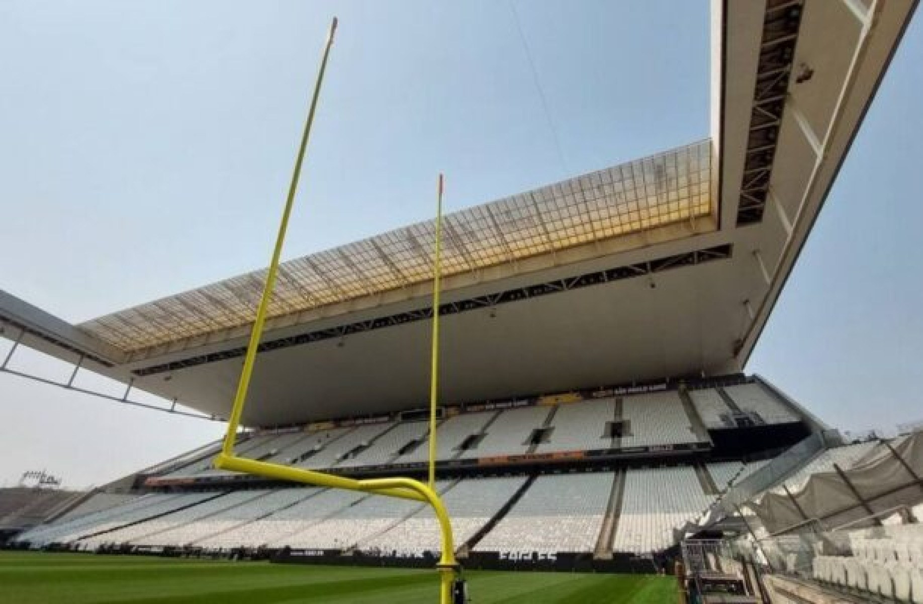 Com ‘nome escondido’, estádio do Corinthians passa por adaptações para NFL; veja fotos