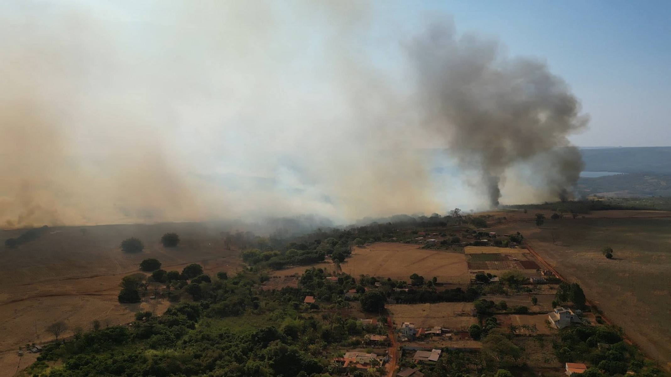 Inc&ecirc;ndio &eacute; combatido h&aacute; tr&ecirc;s dias no Parque Estadual do Pau Furado -  (crédito: Rede de Noticias)