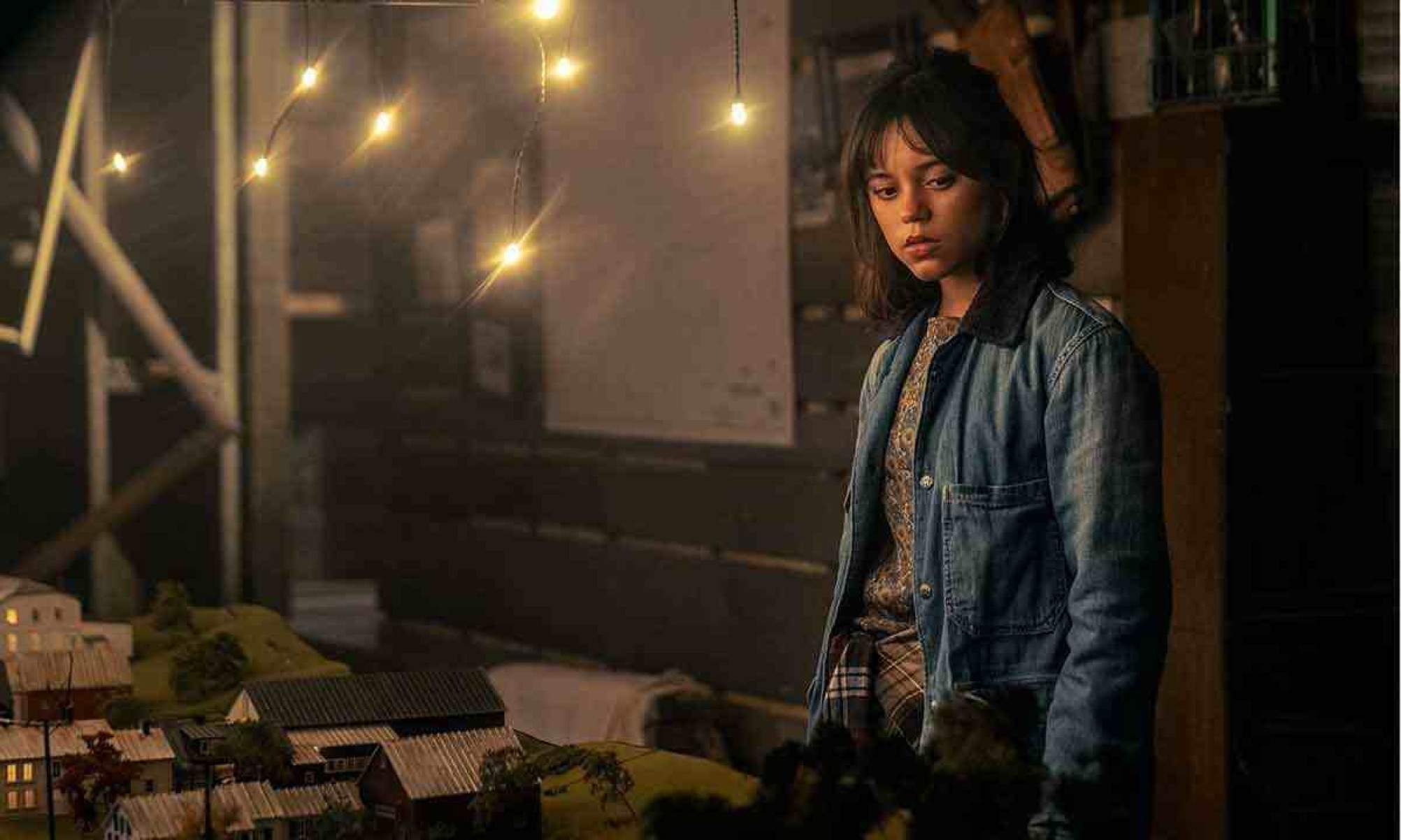 Jenna Ortega em cena do filme Os fantasmas ainda se divertem  