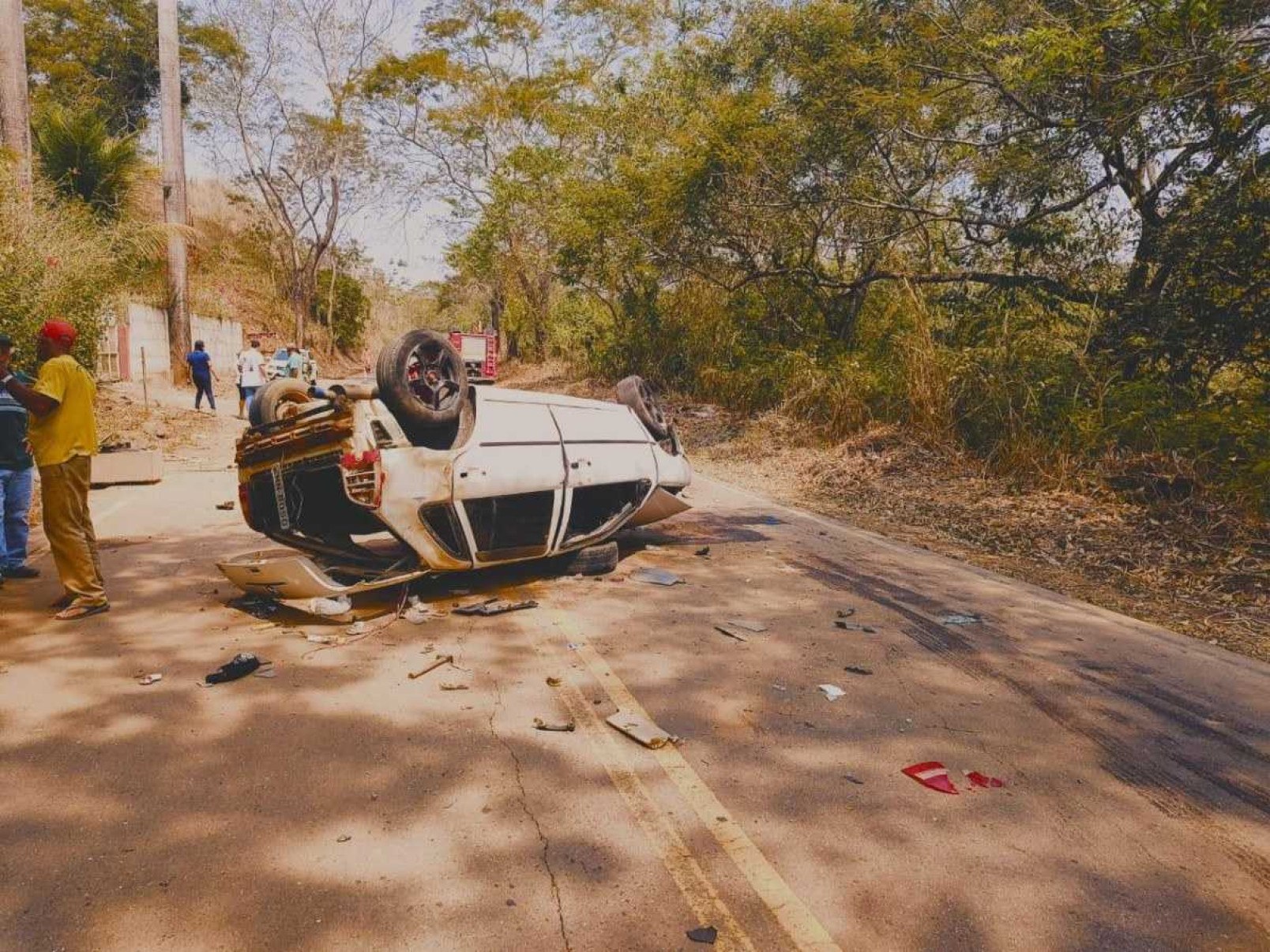 Grávida de 9 meses morre após marido capotar carro em rodovia de MG