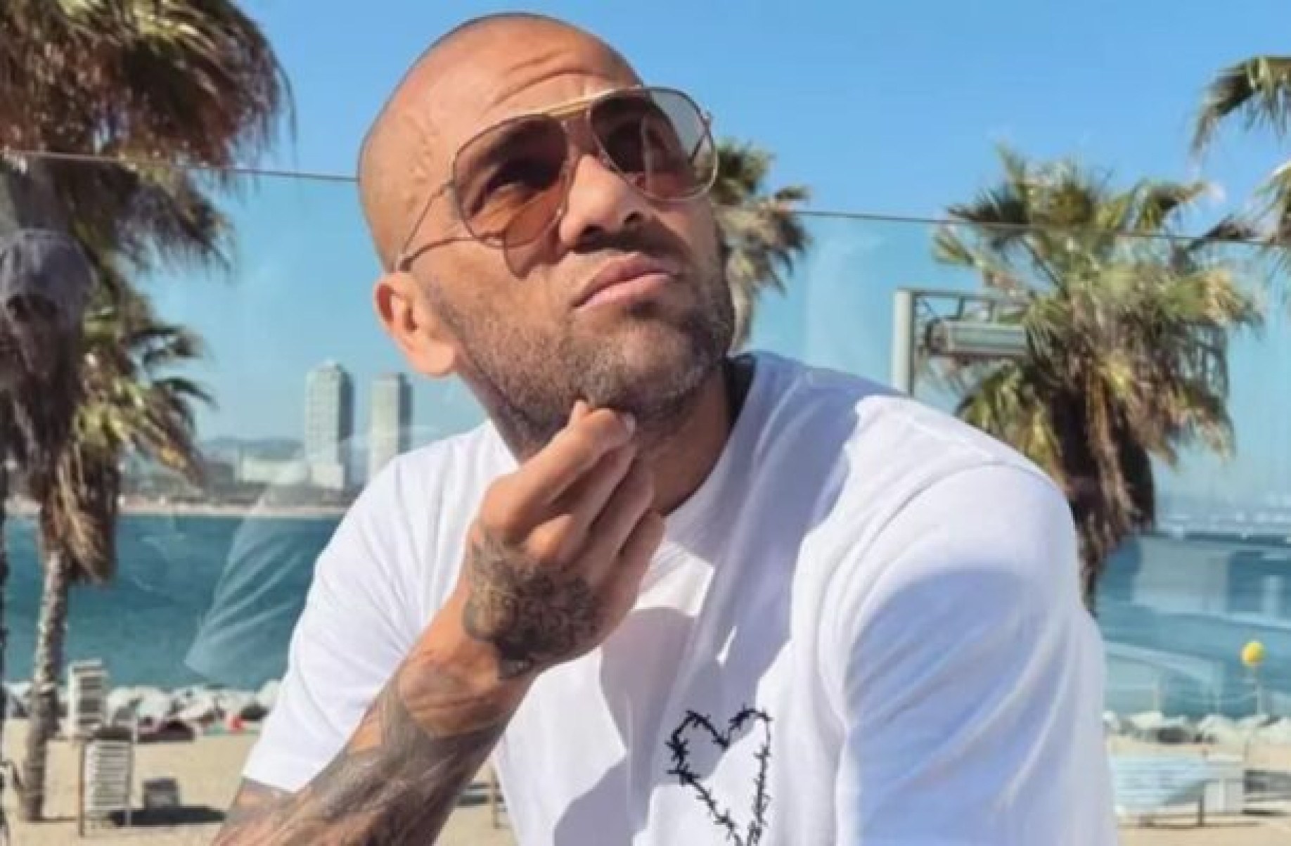 Condenado e em liberdade provisória, Daniel Alves marca futebol via app em Barcelona e é tietado