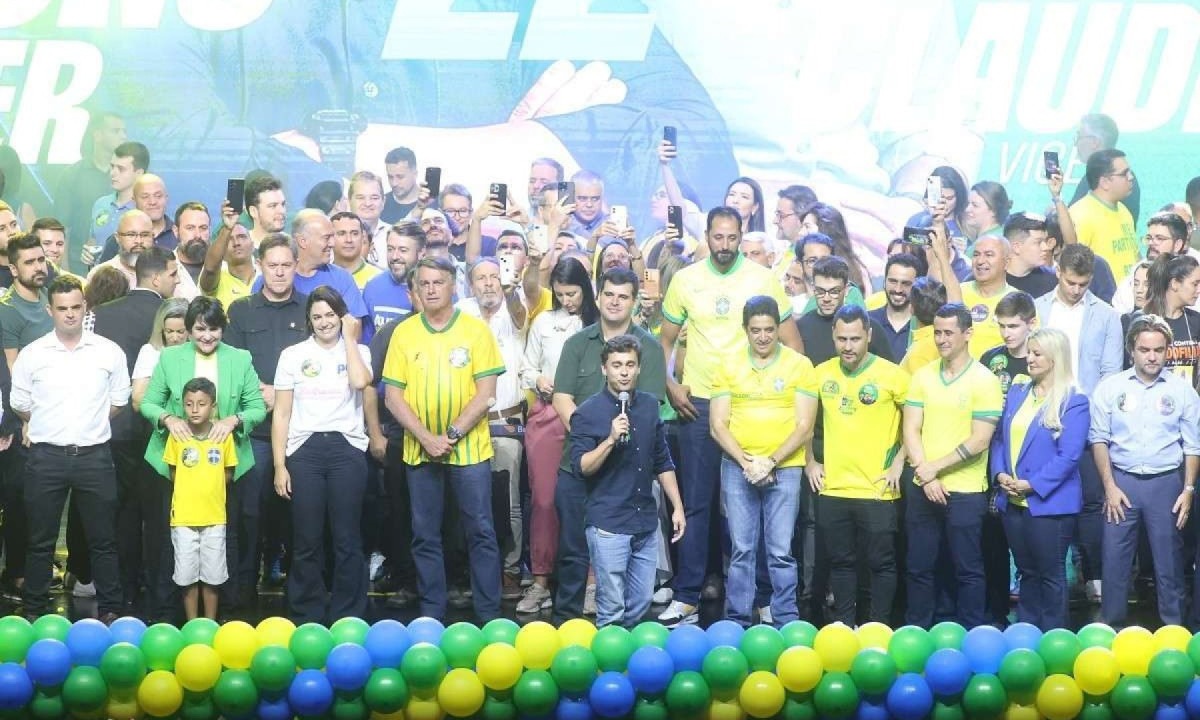 Comício do candidato à Prefeitura de Belo Horizonte, Bruno Engler (PL), teve a presença do senador Cleitinho (Republicanos) e da família Bolsonaro -  (crédito: Marcos Vieira/EM/D.A.Press)