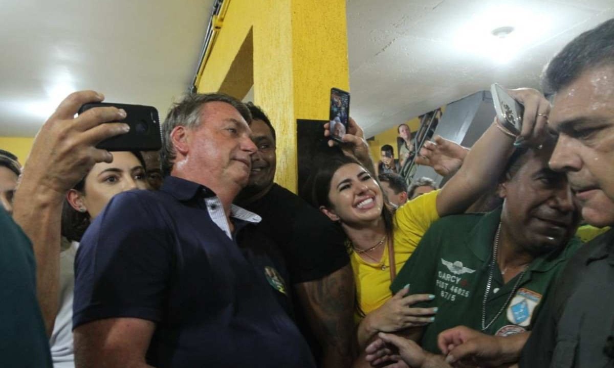 Primeira parada do ex-presidente em Minas foi em Santa Luzia, onde apoia Fabia Lima (PL) à prefeitura da cidade -  (crédito: Jair Amaral/EM/D.A. Press)