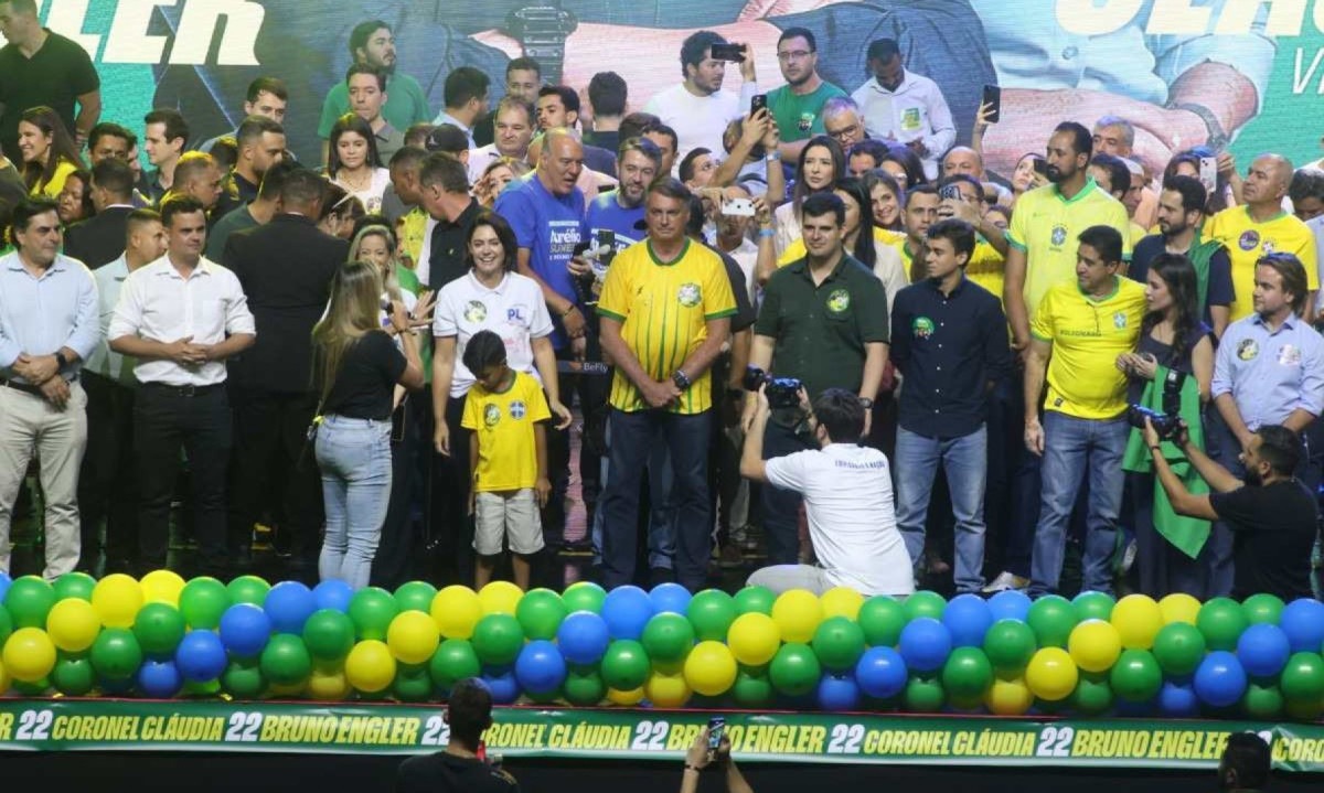 Nikolas Ferreira (PL) participa de comício do candidato à Prefeitura de Belo Horizonte Bruno Engler (PL) -  (crédito: Marcos Vieira/EM/D.A.Press)