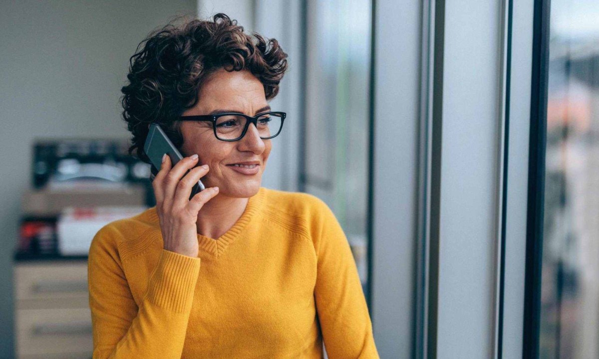 Tradicionalmente, os celulares eram segurados junto à cabeça, mas hoje em dia as pessoas também usam fones de ouvido ou fazem videochamadas -  (crédito: Getty Images)