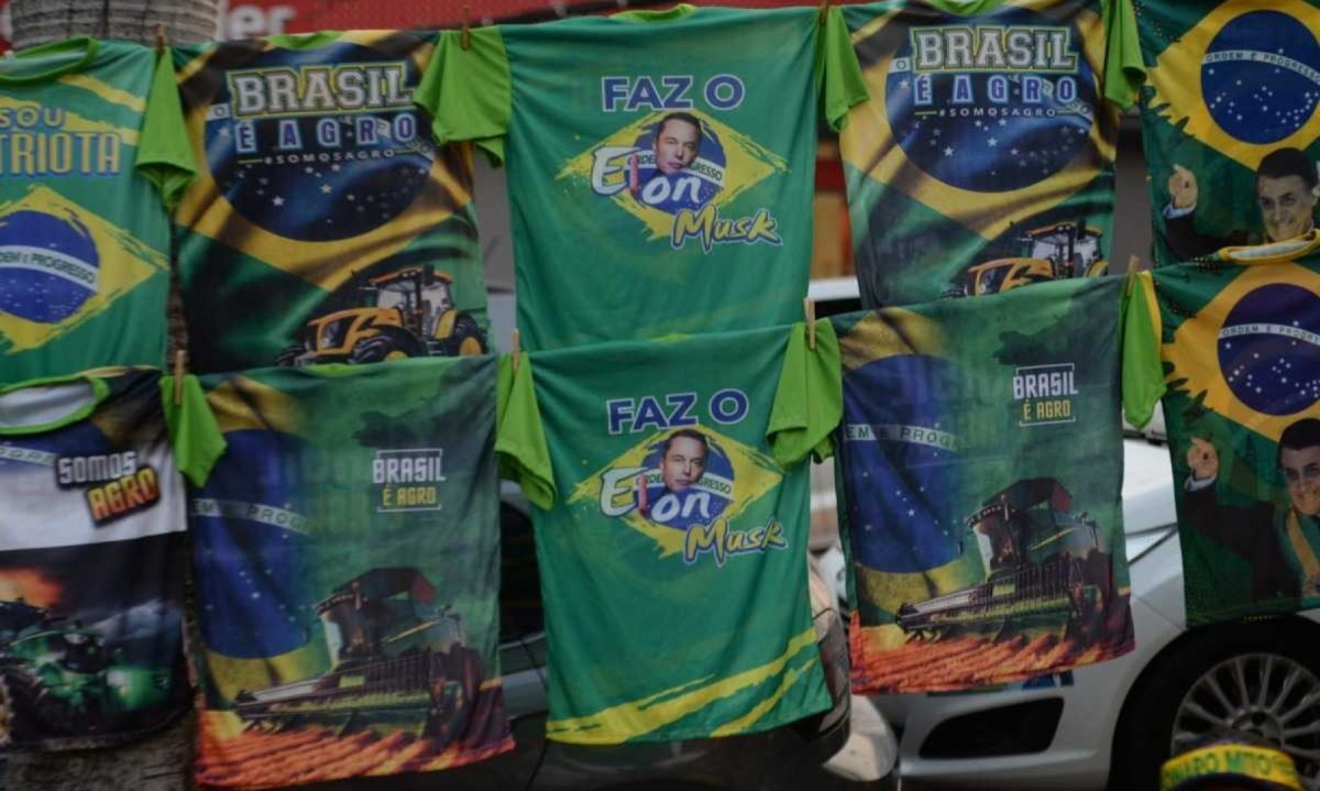 Camisas de Elon Musk à venda durante evento com Bolsonaro em Contagem, na Grande BH -  (crédito: Tulio Santos/EM/D.A. Press)