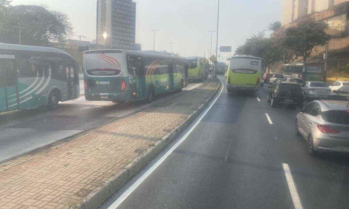 Ônibus do transporte metropolitano com problemas mecânicos fechou a pista do Move da Avenida Antônio Carlos  -  (crédito: Renata Galdino/E.M./D.A. Press)