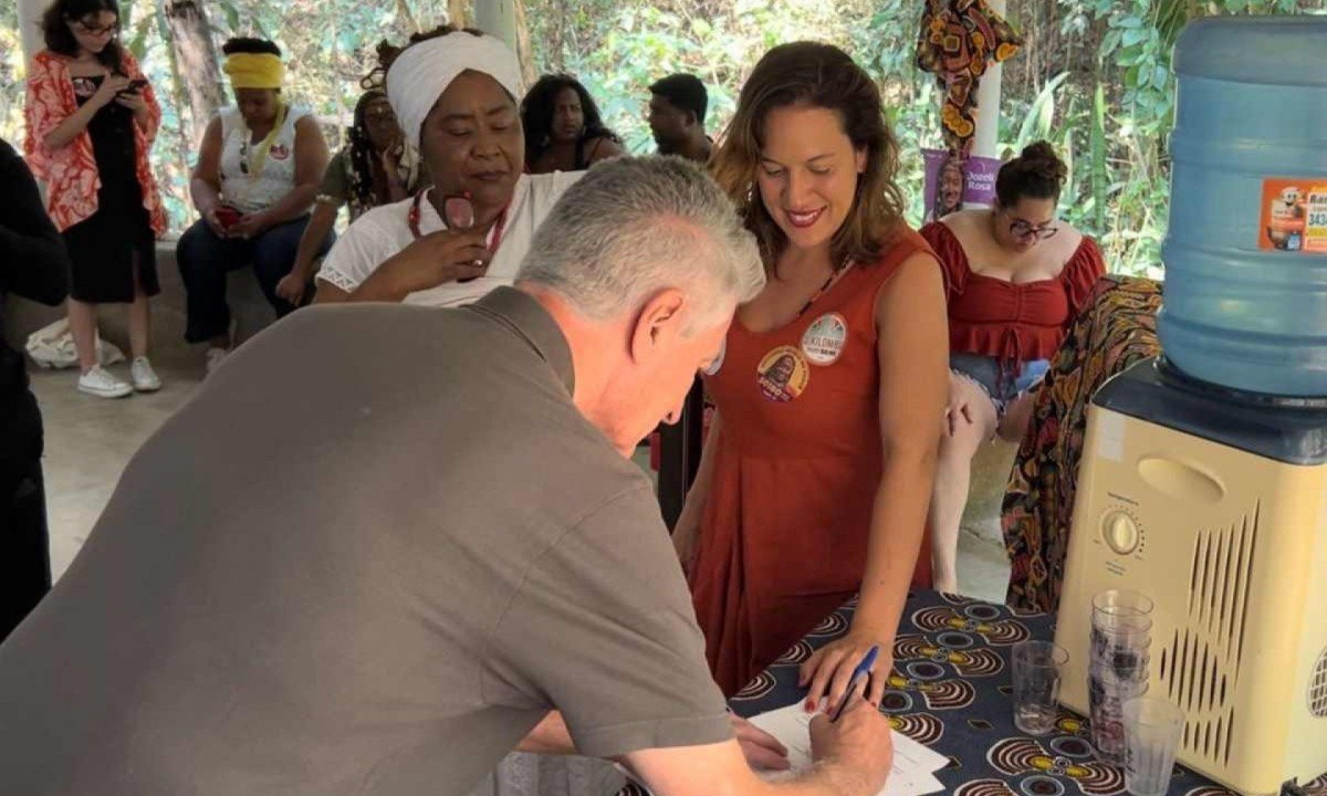 Rogério Correia (PT) esteve acompanhado de sua vice Bella Gonçalves (PSOL) no Quilombo de Mangueiras para escutar demandas de comunidades tradicionais de BH -  (crédito: Fernanda Tubamoto/EM/D.A Press)