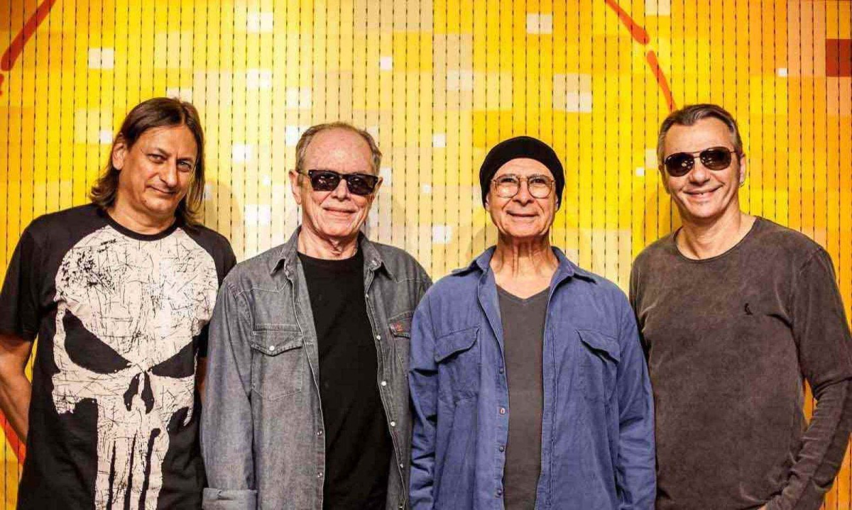 Cláudio Venturini, Vermelho, Hely Rodrigues e Sérgio Magrão comemoram os 40 anos do 14 Bis, grupo veterano do pop rock nacional -  (crédito: Andreza Senna/divulgação)