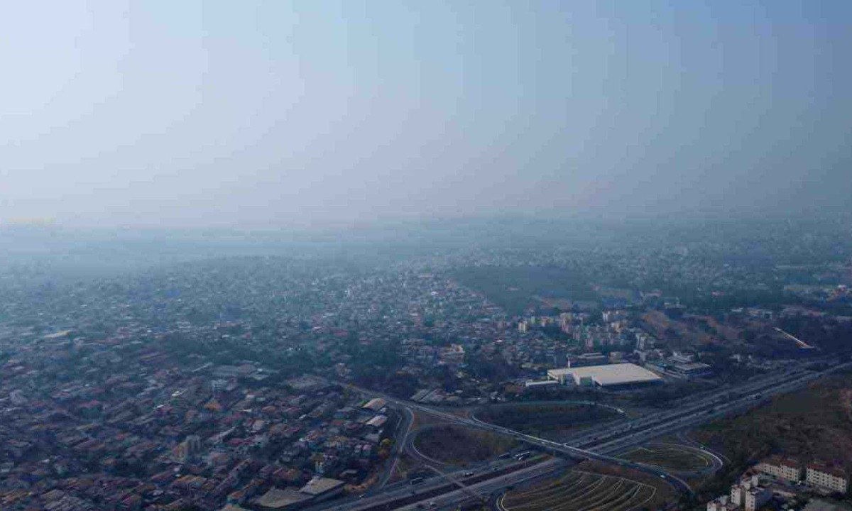 Serra Verde - Vista do bairro encoberto pela névoa seca, fenômeno que se tornou uma constante em belo horizonte neste inverno -  (crédito: Leandro Couri/EM/D.A Press)