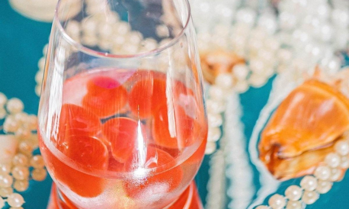O Drinque de Câncer leva cachaça envelhecida, jequitibá flor das gerais, xarope Falernum, Triple sec, água cítrica e aroma de maracujá
 -  (crédito: Fred Oliveira/Divulgação)