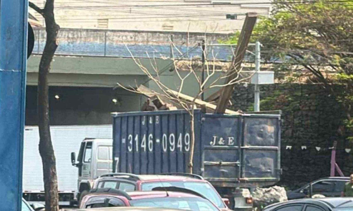 O veículo transportava uma dormente de madeira posicionada na vertical -  (crédito: Arquivo pessoal)