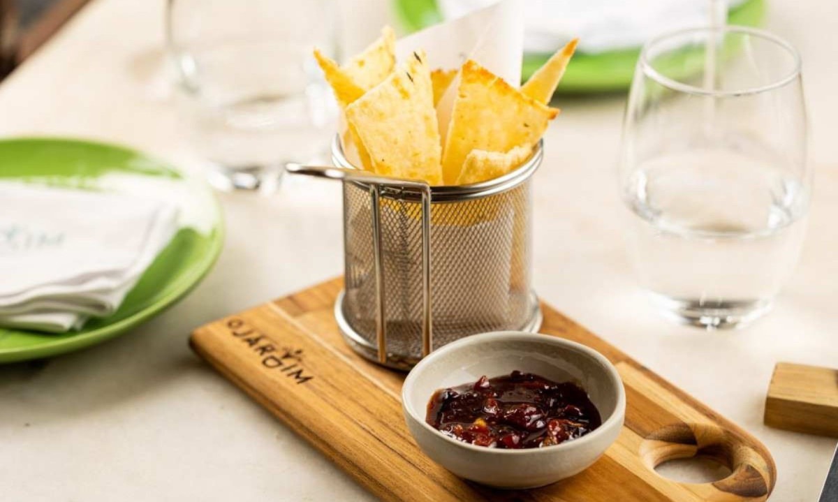 Chips de pão de queijo e chutney de goiaba do restaurante O Jardim -  (crédito: Victor Schwaner/Divulgação)