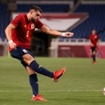  Spain's forward Rafa Mir (C) kicks the ball during the Tokyo 2020 Olympic Games men's group C first round football match between Spain and Argentina at the Saitama Stadium in Saitama on July 28, 2021. (Photo by Ayaka Naito / AFP)
       -  (crédito:  AFP)