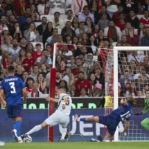  Portugal's defender #05 Diogo Dalot scores his team's first goal during the UEFA Nations League group A football match between Portugal and Croatia at the Luz stadium in Lisbon on September 5, 2024. (Photo by Patricia DE MELO MOREIRA / AFP)
     -  (crédito:  AFP via Getty Images)