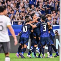  Members of Japan celebrate after midfielder Wataru Endo scored the team's first goal during the third round 2026 World Cup qualifying round football match between Japan and China at Saitama Stadium in Saitama, north of Tokyo, on September 5, 2024. (Photo by Yuichi YAMAZAKI / AFP) (Photo by YUICHI YAMAZAKI/AFP via Getty Images)
     -  (crédito:  AFP via Getty Images)