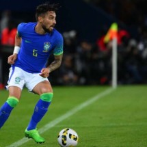  Brazil's defender Alex Telles runs with the ball during the friendly football match between Brazil and Tunisia at the Parc des Princes in Paris on September 27, 2022. (Photo by Anne-Christine POUJOULAT / AFP) (Photo by ANNE-CHRISTINE POUJOULAT/AFP via Getty Images)
     -  (crédito:  AFP via Getty Images)