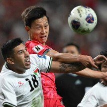  South Korea's Lee Jae-sung (C) fights for the ball with Palestine's Jonathan Zorrilla (L) during the FIFA World Cup 2026 Asia zone qualifiers football match between South Korea and Palestine in Seoul on September 5, 2024. (Photo by Jung Yeon-je / AFP) (Photo by JUNG YEON-JE/AFP via Getty Images)
     -  (crédito:  AFP via Getty Images)