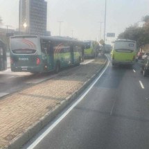 Ônibus com problema mecânico fecha pista do move em avenida de BH - Renata Galdino/E.M./D.A. Press