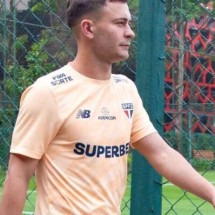 Santiago Longo chega para brigar por vaga como volante do Tricolor  -  (crédito: Foto: Miguel Schincariol / São Paulo)