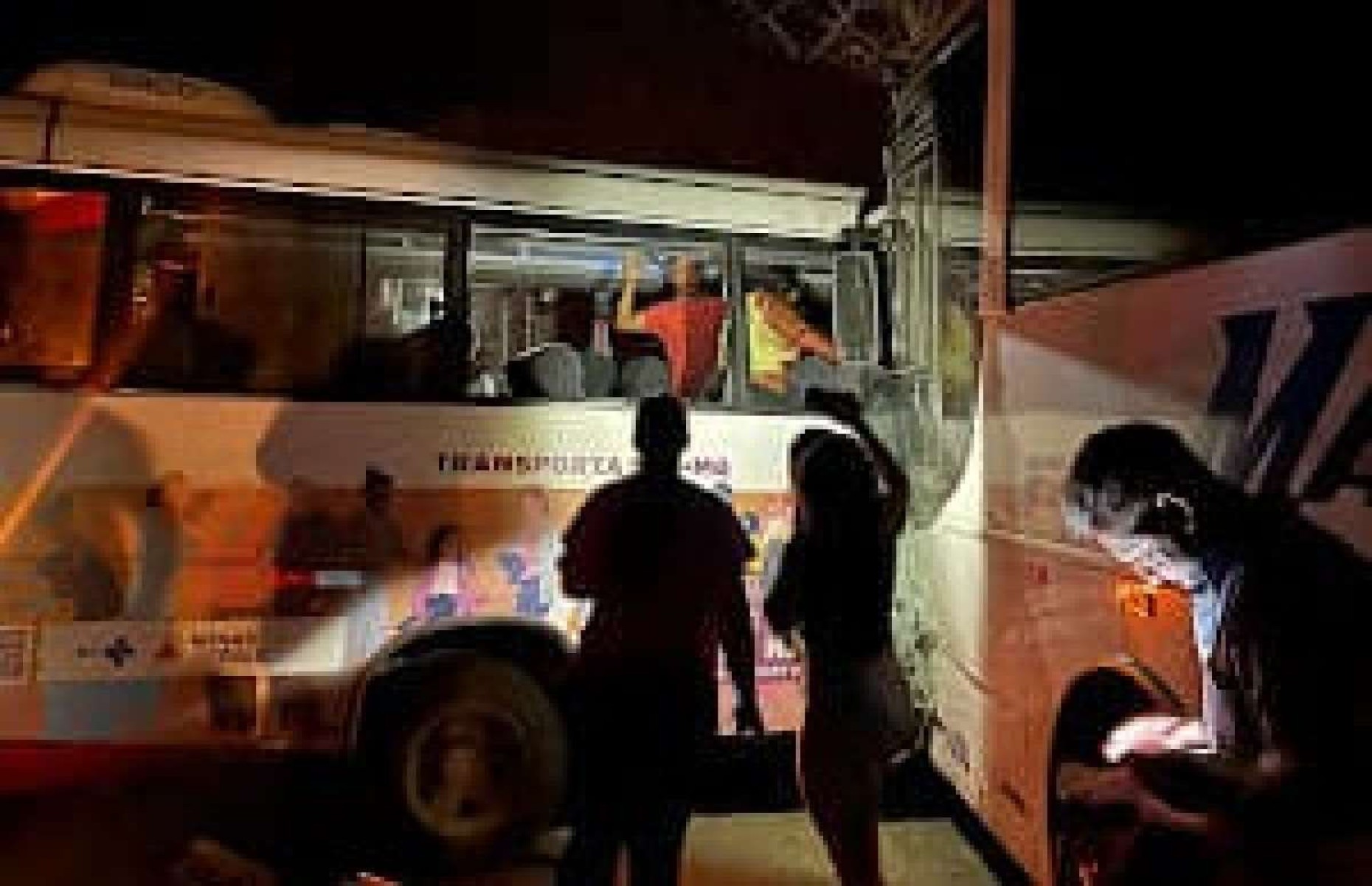 Acidente entre dois ônibus deixou feridos em rodovia estadual no Norte de Minas -  (crédito: Redes Sociais)