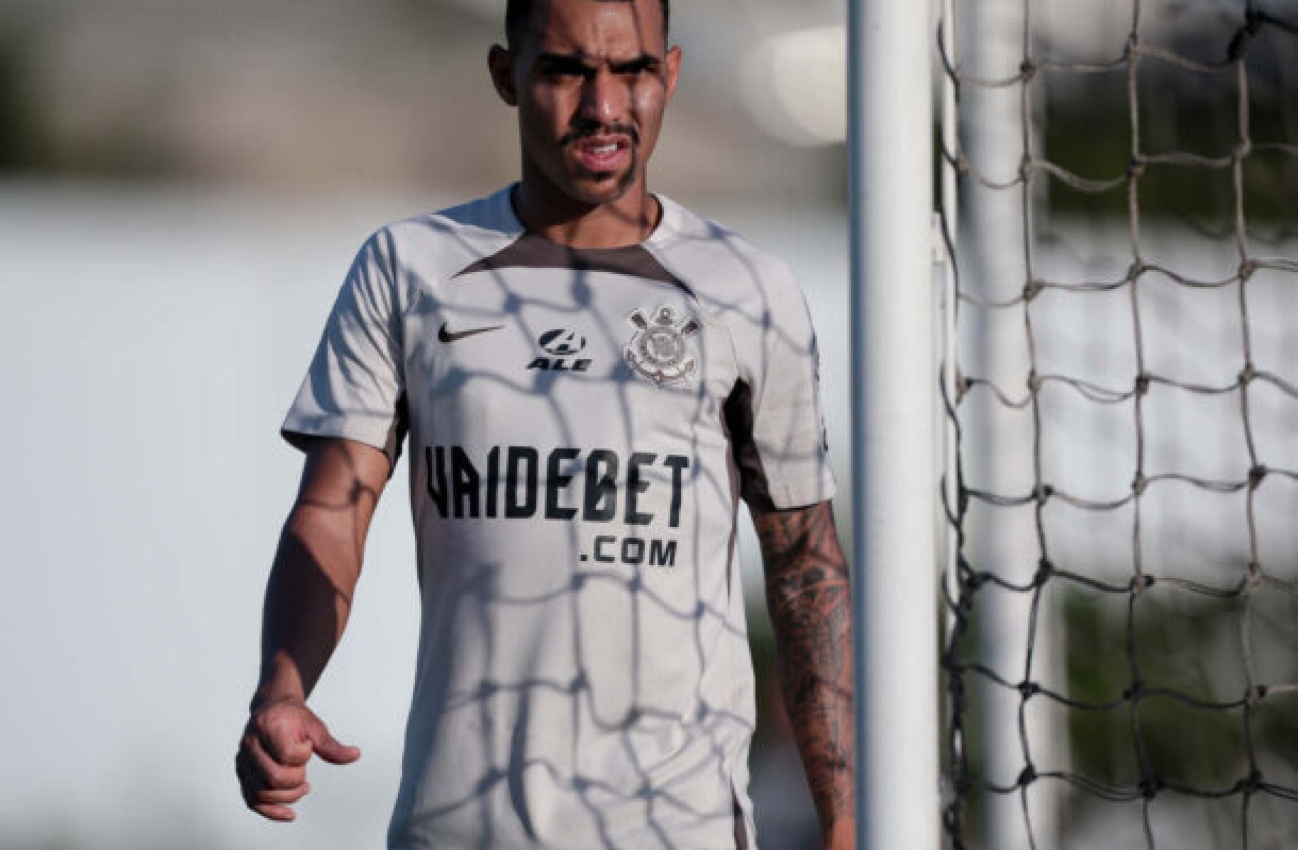 Flamengo aciona garantia bancária por Matheuzinho, e causa prejuízo milionário ao Corinthians