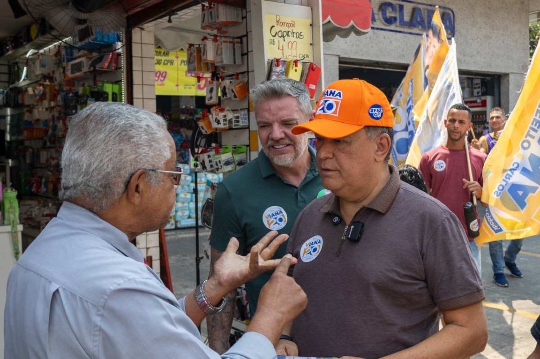 Carlos Viana conversou com comerciantes do Barreiro nesta quinta-feira (5/9) -  (crédito: Rafael Andrade/Divulgação)