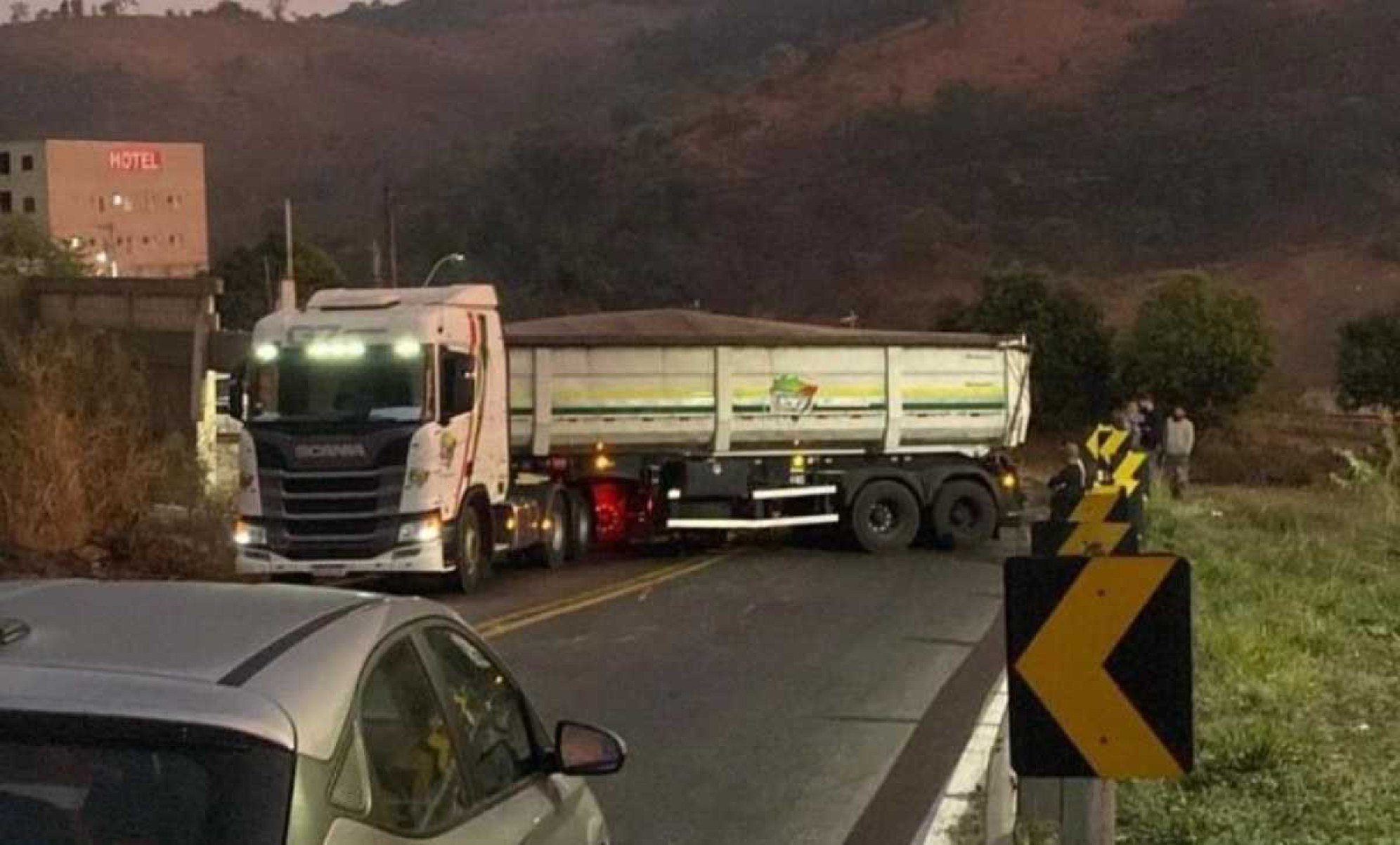 Carreta em L fechou a pista da BR-262 nos dois sentidos -  (crédito: Redes Sociais)