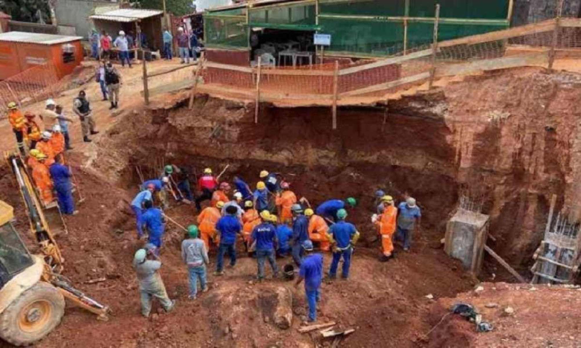 Três são indiciados por mortes em soterramento em obra de supermercado