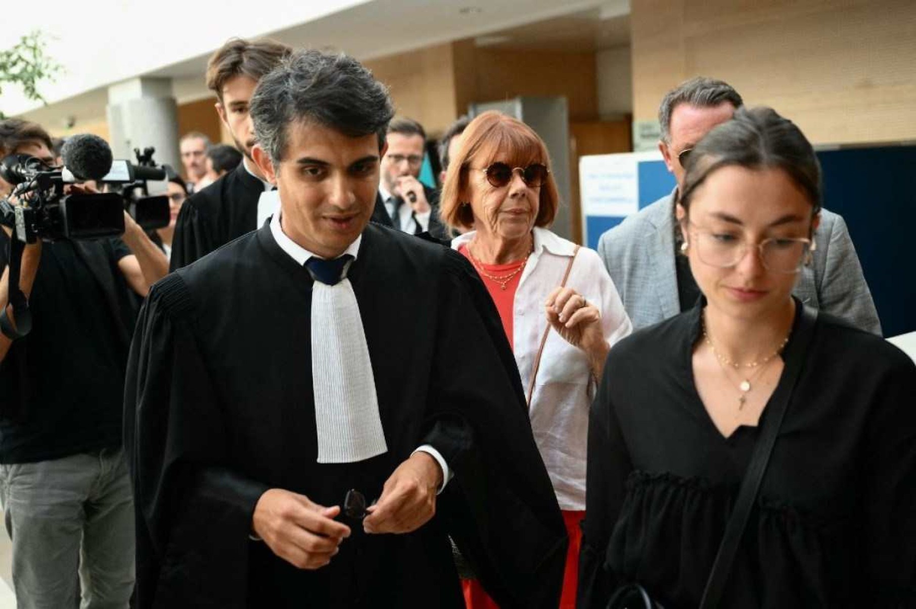 Gisele P. (C), com o advogado, deixa o tribunal durante o julgamento do marido, acusado de drogá-la por quase dez anos e de convidar estranhos para estuprá-la em casa -  (crédito: Christophe SIMON / AFP)