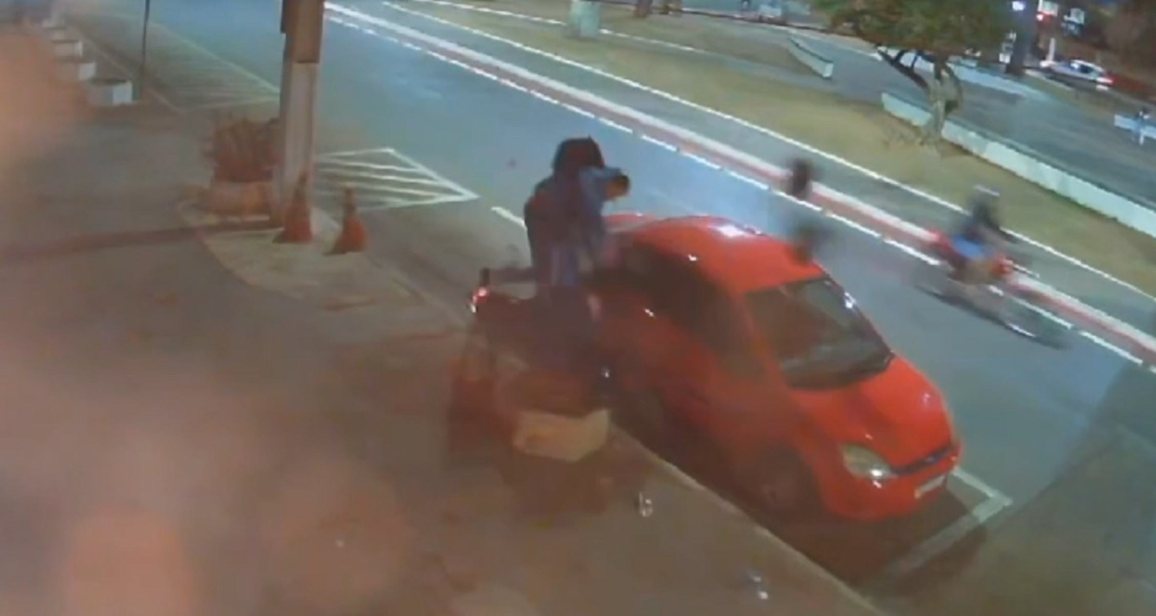 Vídeo: adolescentes se ferem em batida de moto em carro parado -  (crédito: Rede de Noticias)