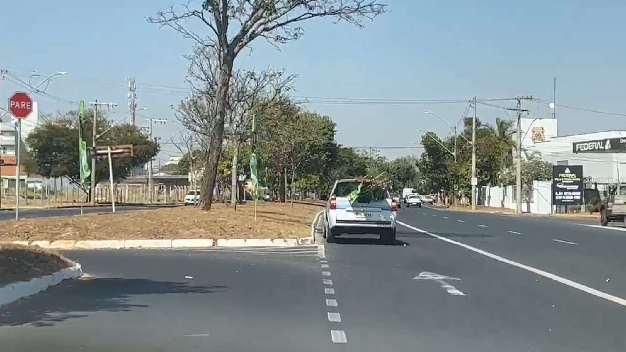 Justiça eleitoral manda candidato tirar wind banners das ruas de Uberlândia -  (crédito: Rede de Noticias)