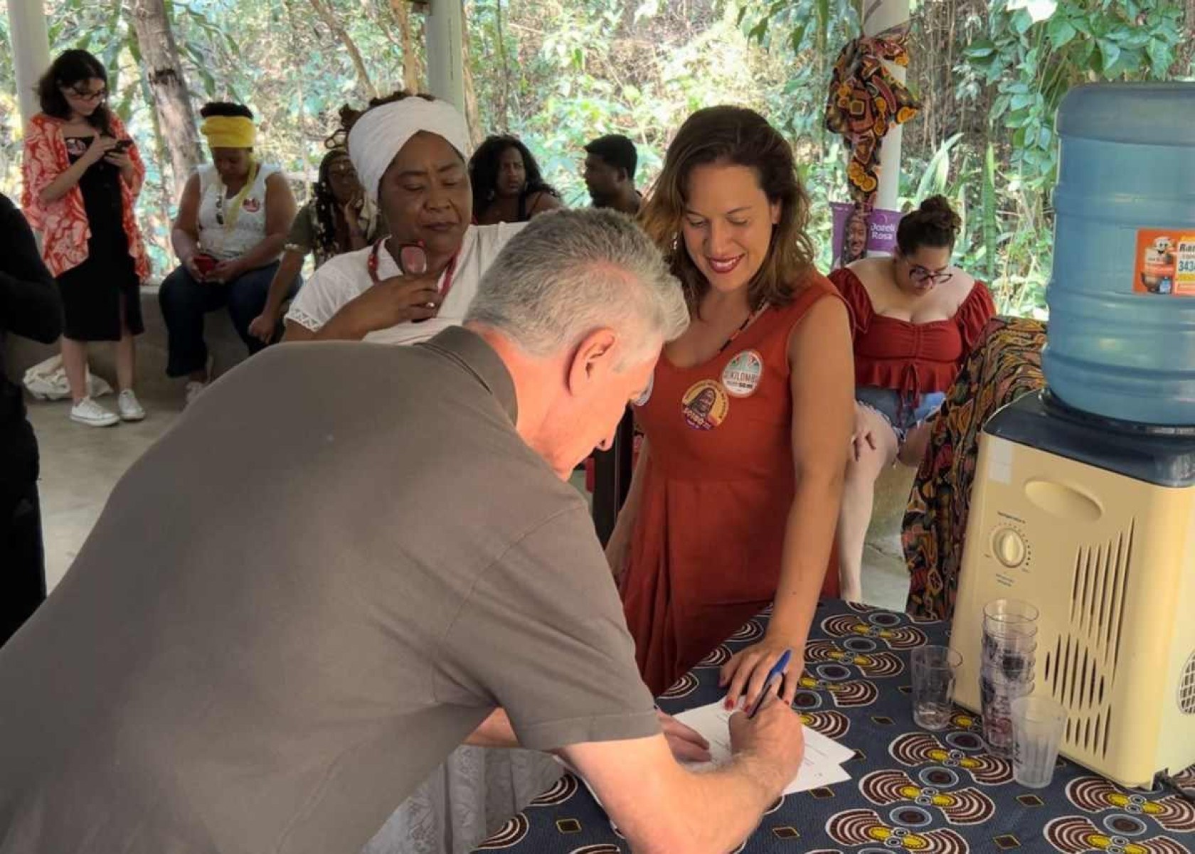 Rogério Correia (PT) esteve acompanhado de sua vice Bella Gonçalves (PSOL) no Quilombo de Mangueiras para escutar demandas de comunidades tradicionais de BH -  (crédito: Fernanda Tubamoto/EM/D.A Press)