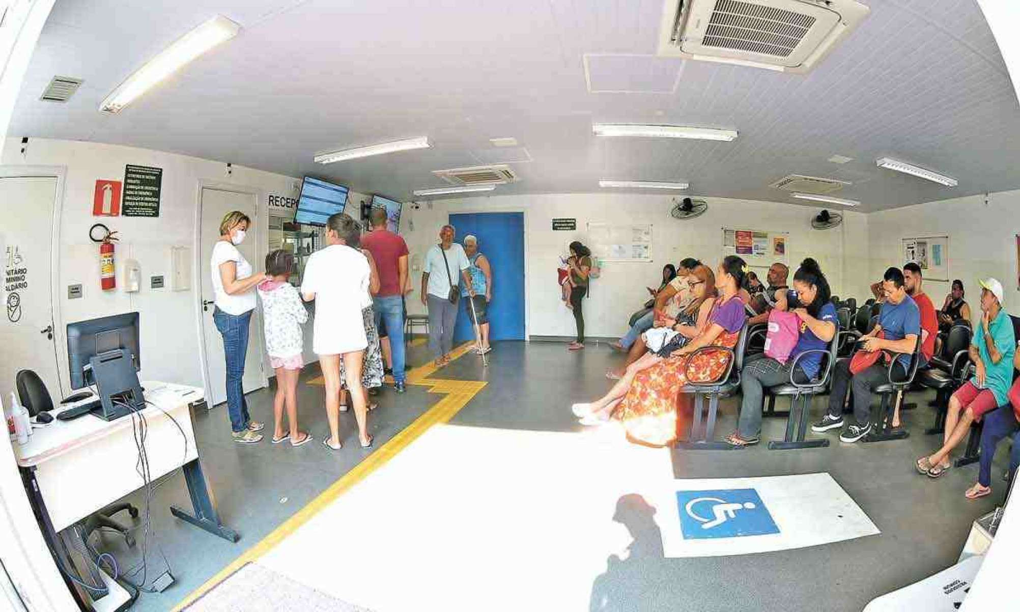 Alta demanda  - Manhã de ontem foi de movimento intenso no Centro de Saúde Serra Verde, onde o número de pacientes com sintomas respiratórios vem crescendo