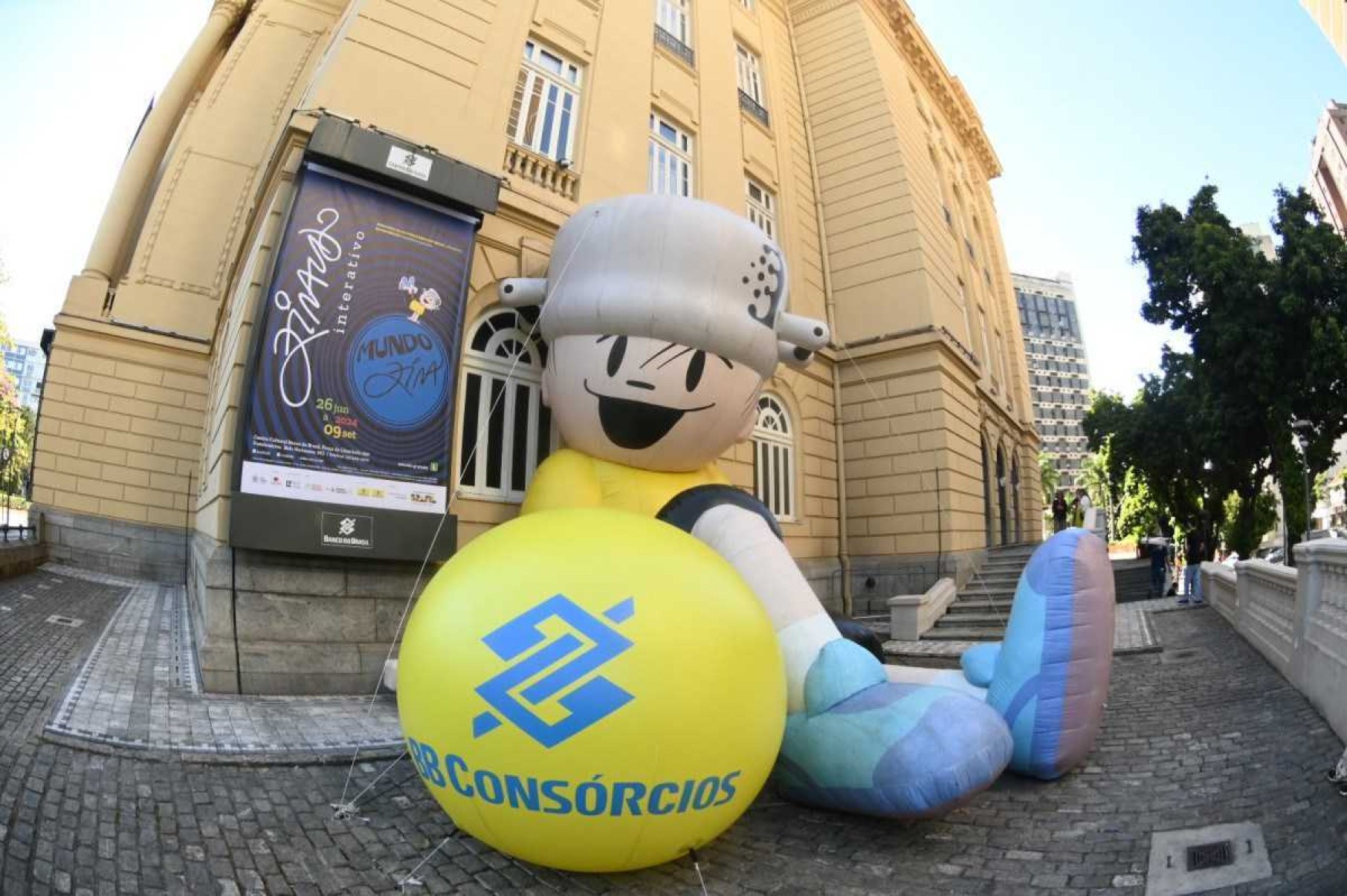 Boneco do Menino Maluquinho sentado em frente a CCBB, em BH